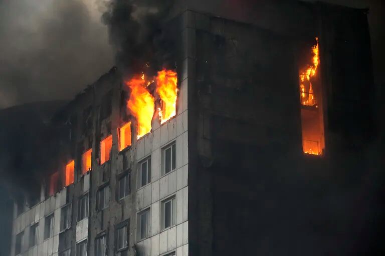 Incendio dans un edificio à Kiev tras an atakus ruso.  (AP Photo / Efrem Lukatsky)