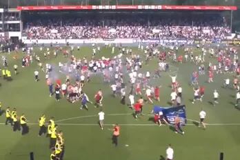 De cuento: los hinchas de Hamburgo invadieron la cancha para celebrar el ascenso de su equipo... que no ascendió