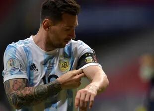 Lionel Messi acomoda la cinta de capitán durante el partido.