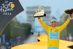 Vicenzo Nibali festeja su triunfo en el Tour de France