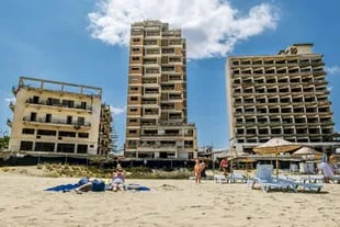 Los hoteles abandonados y la gente que asiste a las playas desde donde se puede ver el estado de Varosha