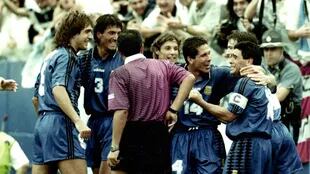 Una de las últimas gemas de Maradona con la camiseta de la selección, en el Mundial 94: su gol a Grecia. Lo abraza Simeone, se acercan Batistuta, Chamot y Caniggia