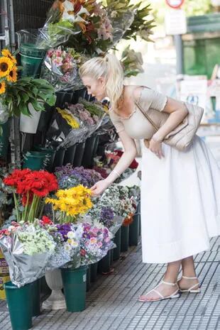 La modella compra le gerbere a un chiosco di fiori in Santa Fe Avenue.