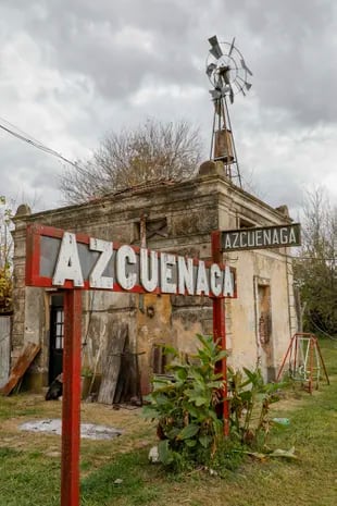 La vieja estación: se creó en 1880 y pertenecía al entonces Ferrocarril Oeste; el último tren de pasajeros pasó en 1978