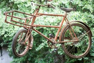 La antigua bicicleta que Lambert recibió como obsequio de su compañera de banco de la infancia.