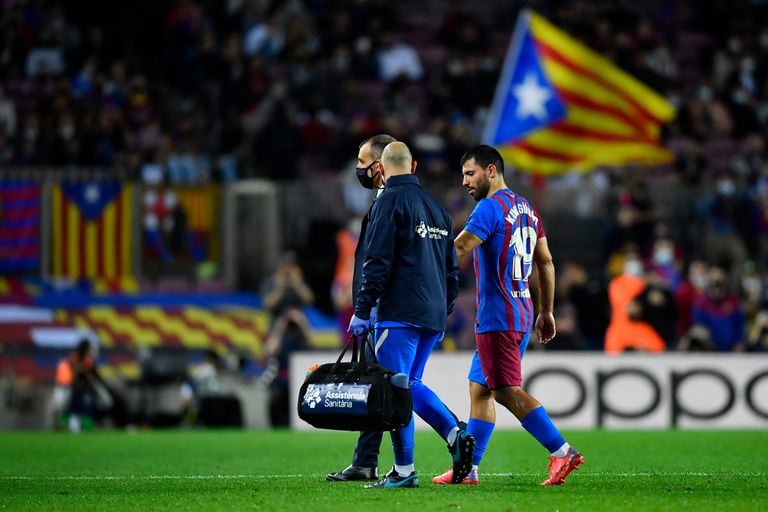 Sergio Agüero abandonó el terreno del Camp Nou por sus propios medios tras sufrir una arritmia en el partido frente a Alavés, el sábado pasado.