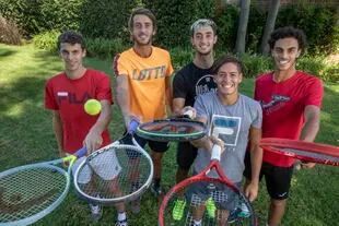 Los tenistas más destacados de la nueva generación argentina reunidos por LA NACION, en marzo de 2021, entre ellos Báez y Francisco Cerúndolo (además, Juan Manuel Cerúndolo, Tomás Etcheverry y Thiago Tirante).