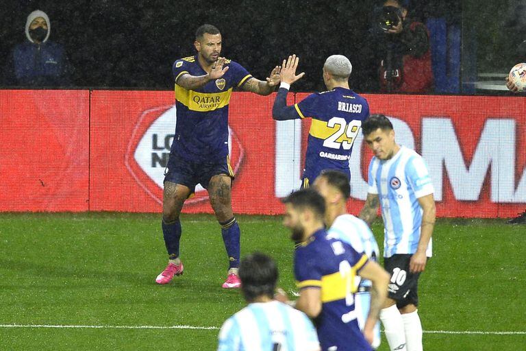 Cardona festeja con Briasco el 1-1: llegó de un tiro libre del colombiano y el gol en contra de Torrén
