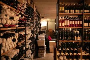 Unas 900 etiquetas entre espumantes y vinos argentinos reposan en una cava que esconde una mesa vip escaleras abajo.