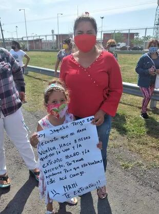 Una nena de Clorinda pide que dejen ingresar a su madre, del lado paraguayo