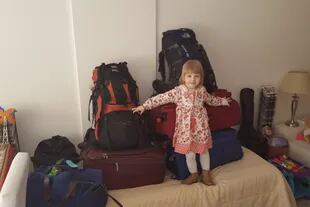 Cocó (como llaman cariñosamente a Franca), junto al equipaje. Listos para partir hacia un nuevo destino en el 2015.