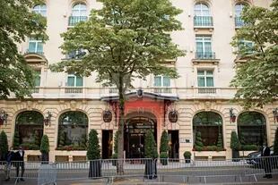 La fachada del hotel Le Royal Monceau, un lujoso cinco estrellas en el que se hospedan los Messi hasta que elijan su nuevo hogar. 