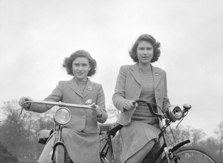 La princesa Isabel y la princesa Margarita posan en bicicleta en Windsor, Inglaterra, el 4 de abril de 1942