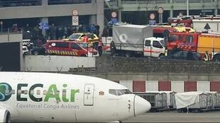 Un importante operativo de ambulancias y de seguridad rodea el aeropuerto de Bruselas