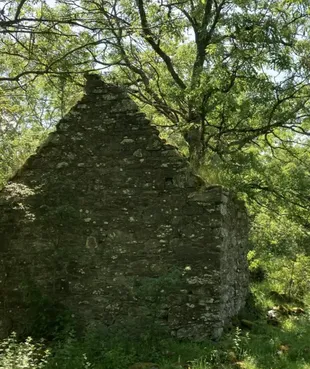 Las ruinas de la antigua iglesia en el poblado de Lawers