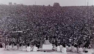 El Swami Satchidananda y su yoga multitudinario en Woodstock, la madre de todos los festivales