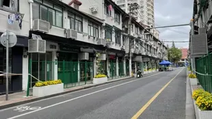 Las vallas verdes han aparecido en las calles de Shangái