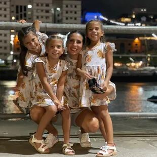 Cinthia Fernández y sus hijas pasearon con el mismo outfit por Puerto Madero
