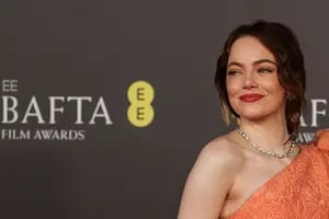 De Emma Stone al impactante outfit de Dua Lipa, los mejores looks de la  alfombra roja del Oscar británico