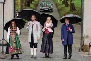 El 17 de mayo pasado, con motivo del Día Nacional, los príncipes y la princesa Ingrid Alexandra se pusieron sus trajes tradicionales para participar de las celebraciones. El príncipe Sverre, aunque muy involucrado con el festejo, fue el único miembro de la familia que no lució un conjunto típico noruego. 