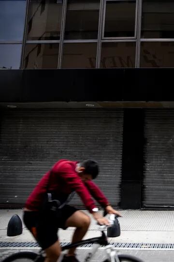 El microcentro de la ciudad de Buenos Aires, con carteles de alquiler y locales cerrados