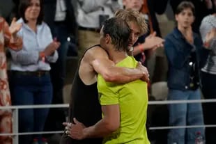 El abrazo entre Rafael Nadal y Alexander Zverev, tras el retiro por lesión del alemán, que sufrió un esguince en el tobillo derecho
