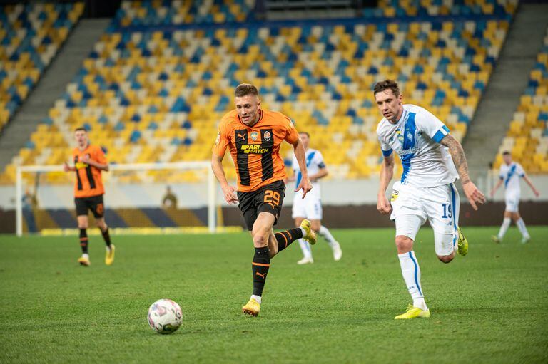 El fútbol en Ucrania volvió sin público en los estadios; escena de un partido entre Shakhtar Donetsk y Dynamo Kiev 