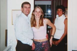 Giuffre (en el centro) insistió en la veracidad de esta imagen tomada en 2001 y en la que se ve al príncipe Andrés tomándola por la cintura. Ghislaine Maxwell está a la derecha