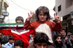 Miles de sirios protestan en Idlib al aniversario de la “revolución siria”