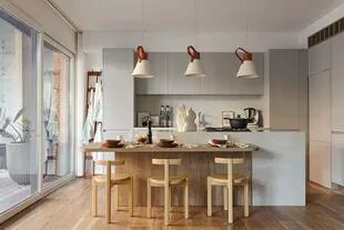 Diseños de Morita/Amoroso, los muebles de cocina hechos con Rauvisio mate Cemento (Carpintería Cipresso) y la isla de Silestone ‘Pearl Jasmine’ (La Cantería) y melamina ‘Gaudí’ de Faplac. 