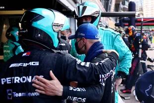 Desconsuelo para Valtteri Bottas: abandonar en el Gran Premio de Mónaco luego de que Mercedes, el equipo supercampeón, no lograra extraer una rueda de su auto.