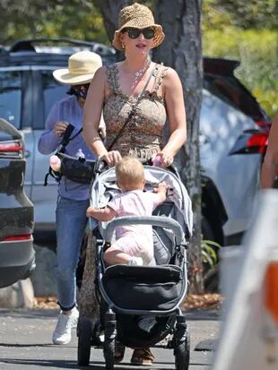 Katy Perry de paseo con su hija, Daisy Dove, a quien le festejó su primer año de edad