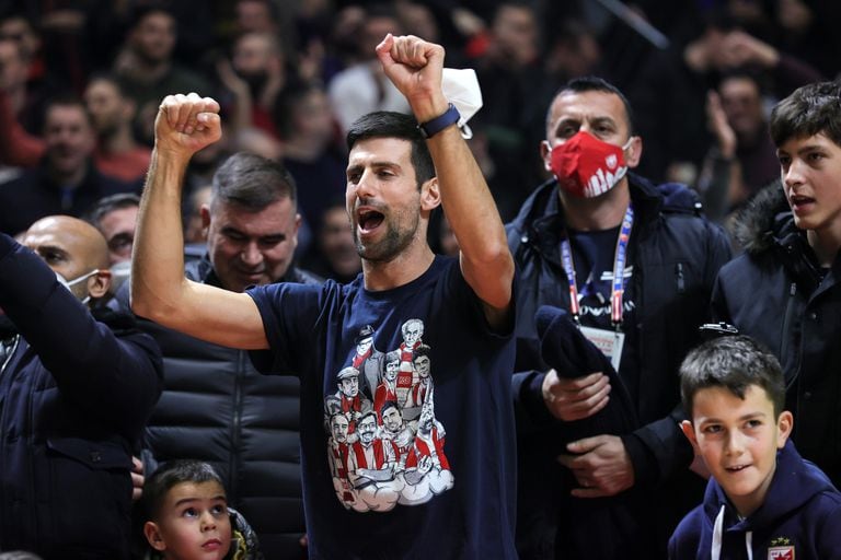 Novak Djokovic celebra sin mascarilla durante el partido entre el Estrella Roja de Belgrado y el FC Barcelona, el 14 de diciembre de 2021 en Belgrado, Serbia