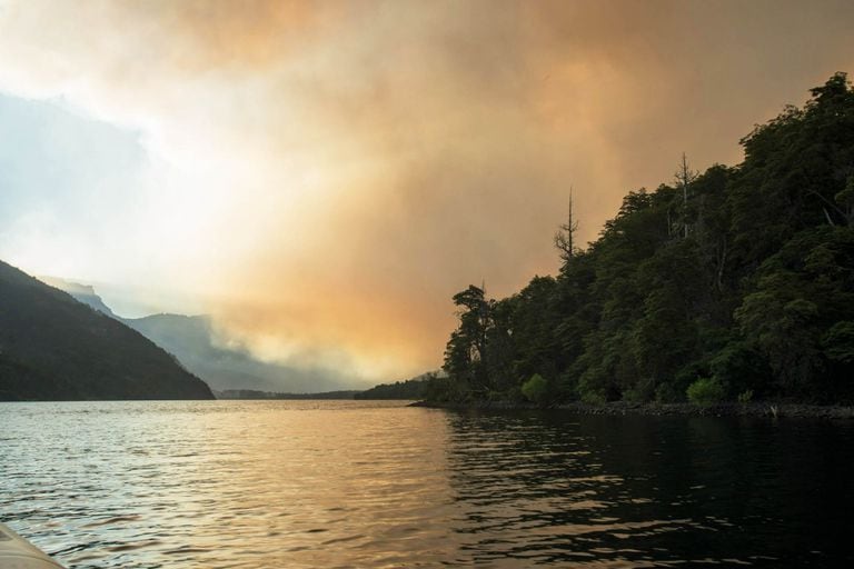 Incendio en el Lago Steffen, desde una lancha