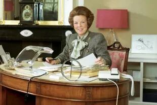 La oficina de la reina Beatriz en Huis Ten Bosch, una imagen de 1987. Desde ese escritorio, con la misma lámpara, dio su histórico discurso de renuncia al trono, en enero de 2013