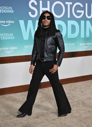 El cantante Lenny Kravitz también es parte de este elenco estelar; fiel a su estilo, el rockero lució campera de cuero, pantalones oxford y botas con taco. 