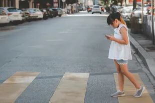 Nativos y Huérfanos digitales: diez riesgos de crecer en Internet sin la mirada del otro