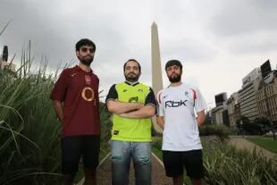 Una foto que podría ser de Londres, Borussia o Bolton, pero Surbete, Grosso y Di Rocco lucen sus camisetas a pocos metros del porteñísimo Obelisco.