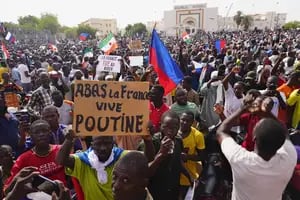 Los progolpistas de Níger marchan con vítores a Vladimir Putin y ataques a la embajada de Francia