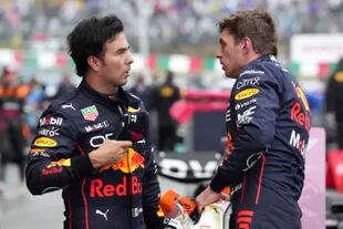 El duelo por el campeonato entre Max Verstappen (der.) y Sergio Pérez se ha ido diluyendo en las últimas fechas.