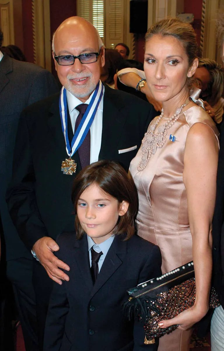 En junio de 2009, René recibió la insignia de Oficial de la Orden Nacional de Quebec, los premios más prestigiosos del estado de Quebec 