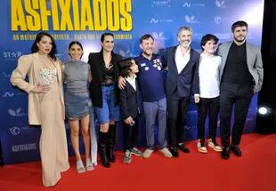 El elenco de Asfixiados junto al director, Luciano Podcaminsky, en la alfombra roja