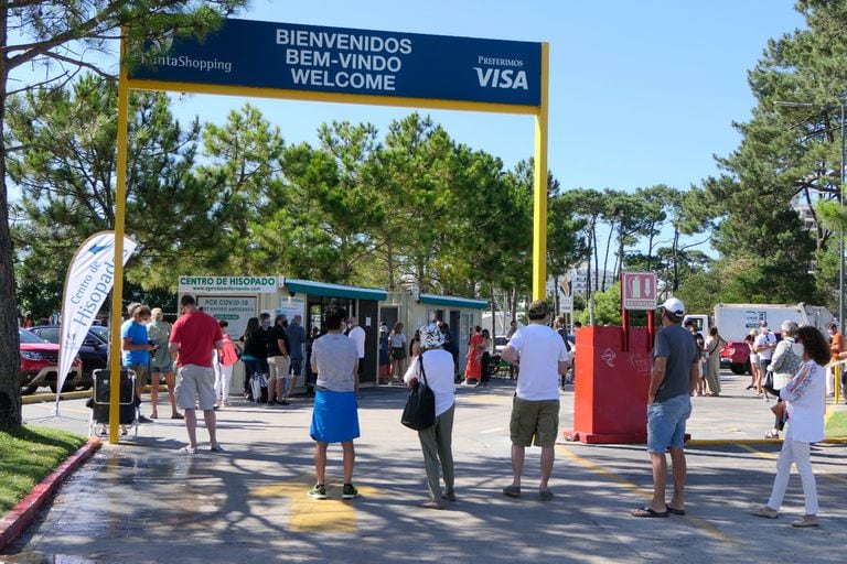 En plena temporada, los contagios aumentan y se dispara la demanda de testeos en Punta del Este