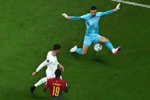Con un penal de VAR y un "casi gol de Cristiano", Portugal ganó y se clasificó a octavos