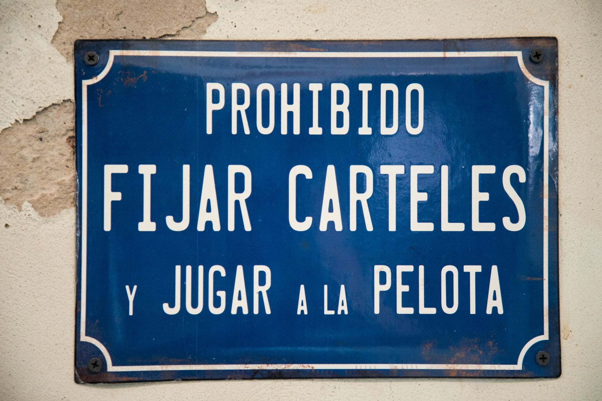 Cartel enlozado, con antigua leyenda.