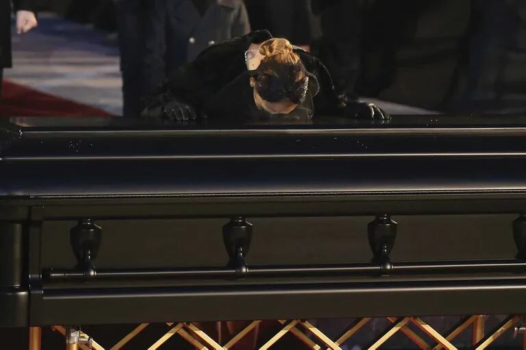 Desconsolada, la artista llora durante el funeral de Estado de su marido, que tuvo lugar el 22 de enero de 2016.
