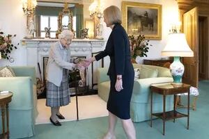 La insólita frase con la que se despidió Boris Johnson y el primer encuentro de Liz Truss con la Reina