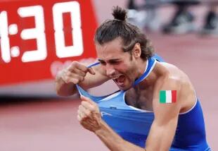 Descontrolado, el italiano Gianmarco Tamberi celebra tras ganar el oro en salto en alto en Tokio 2020