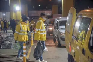 En la imagen, los equipos de operadores territoriales del BAP se preparan antes de enfrentar una noche de trabajo en las calles de la Ciudad