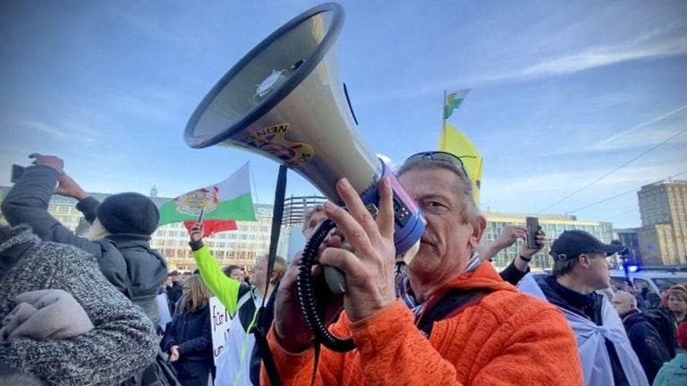 Los grupos antivacuna protestaron el fin de semana pasado en Leipzig en contra de las restricciones que se están imponiendo para detener los contagios en el estado de Sajonia